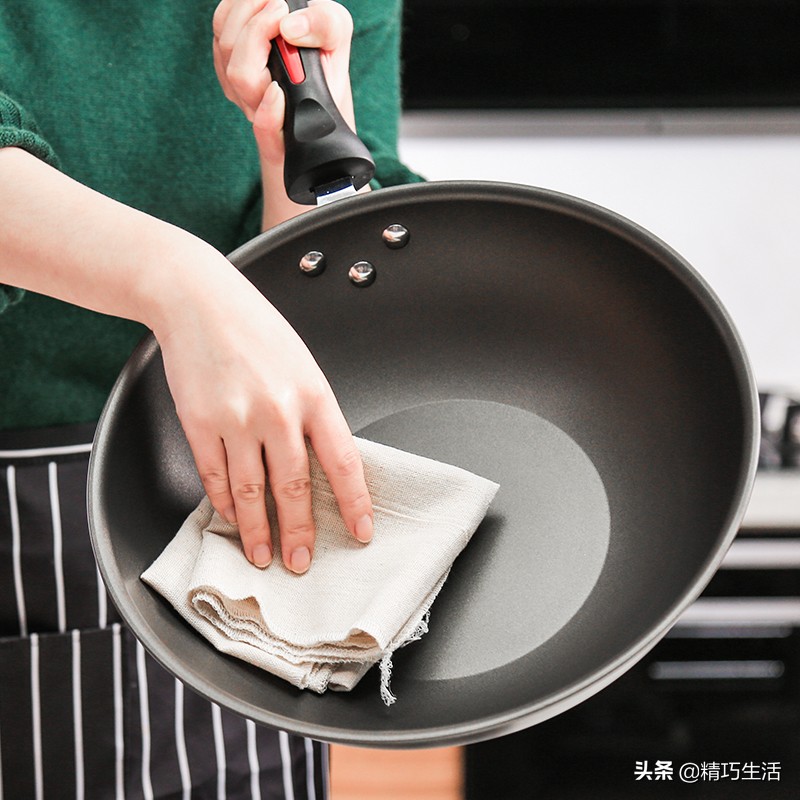 蜂窝不粘锅烧糊的黑垢怎么去除,不粘锅内壁烧糊的黑垢怎么去除