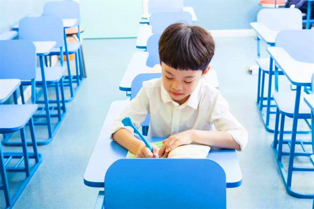 孩子怕答错上课举手不积极 (孩子上课自控能力差喜欢随意走动)