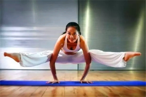 s型瑜伽每日必练动作,简单的瑜伽体式美背减龄提升气质