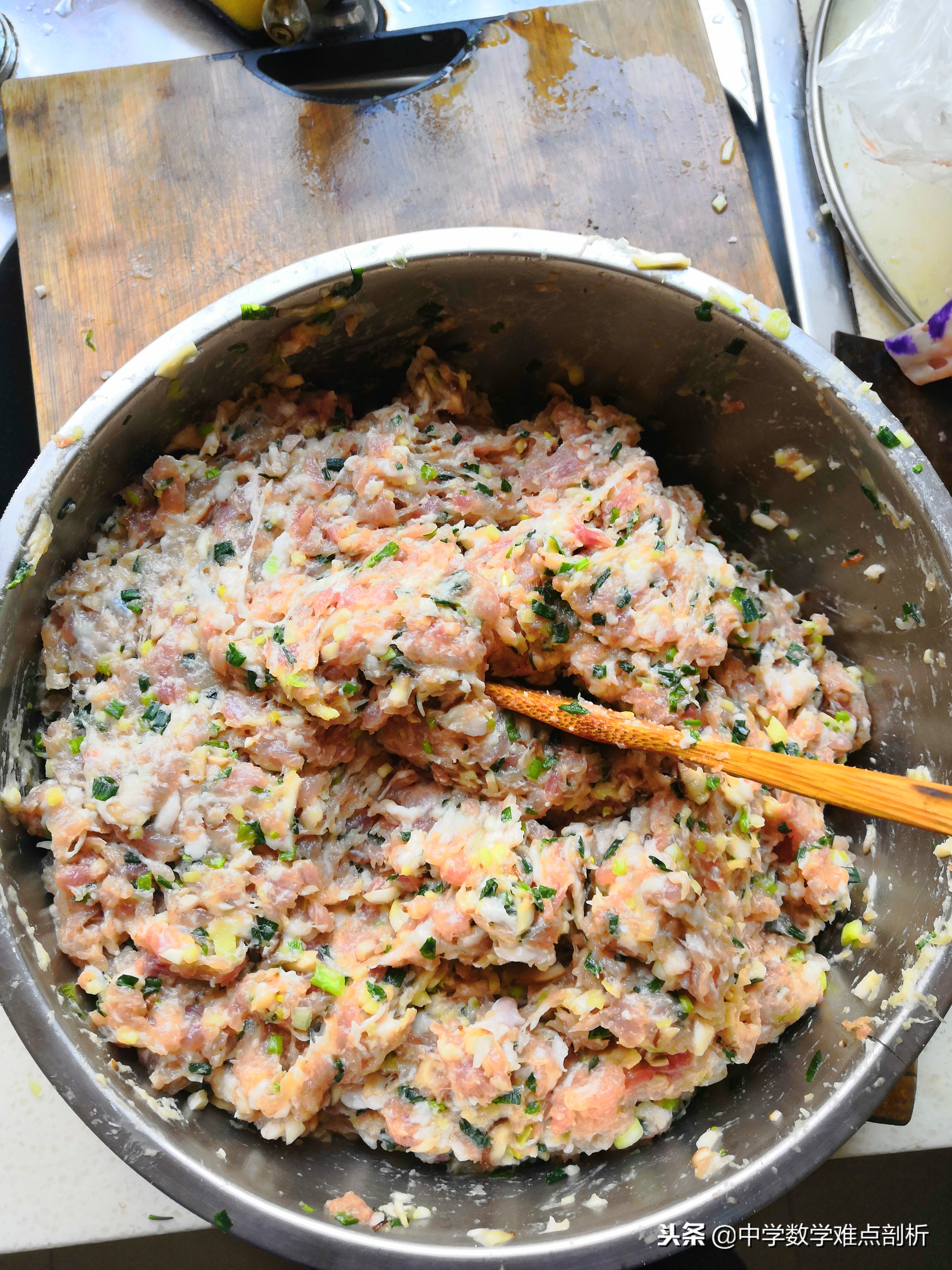 我是头条数学老师做菜最好的，厨师里面数学最好的，今天做狮子头