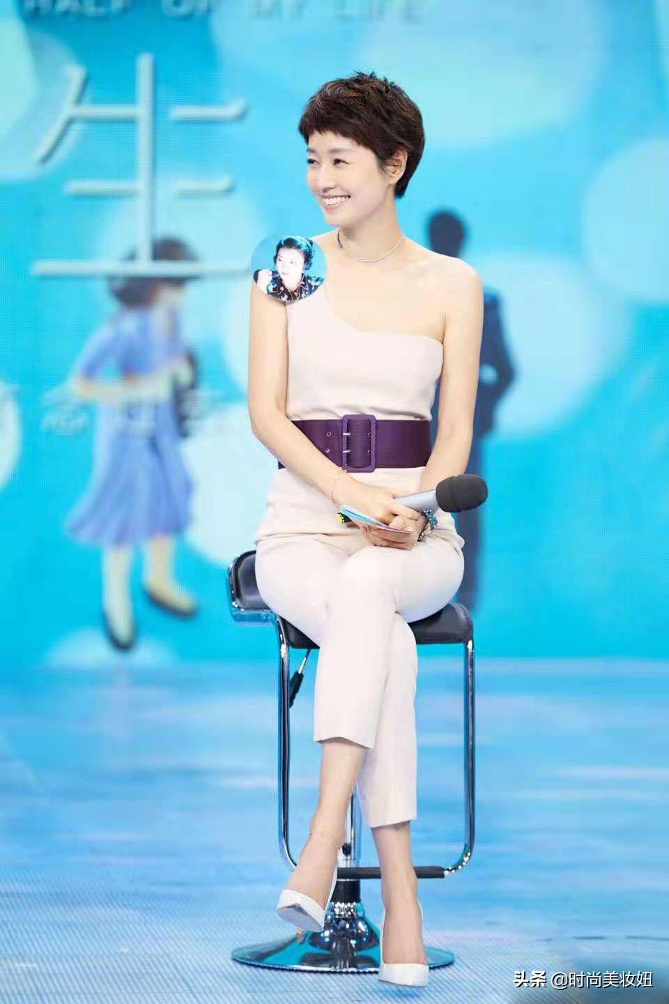 马伊琍终于换风格,马伊琍最新穿搭羽绒坎肩图片