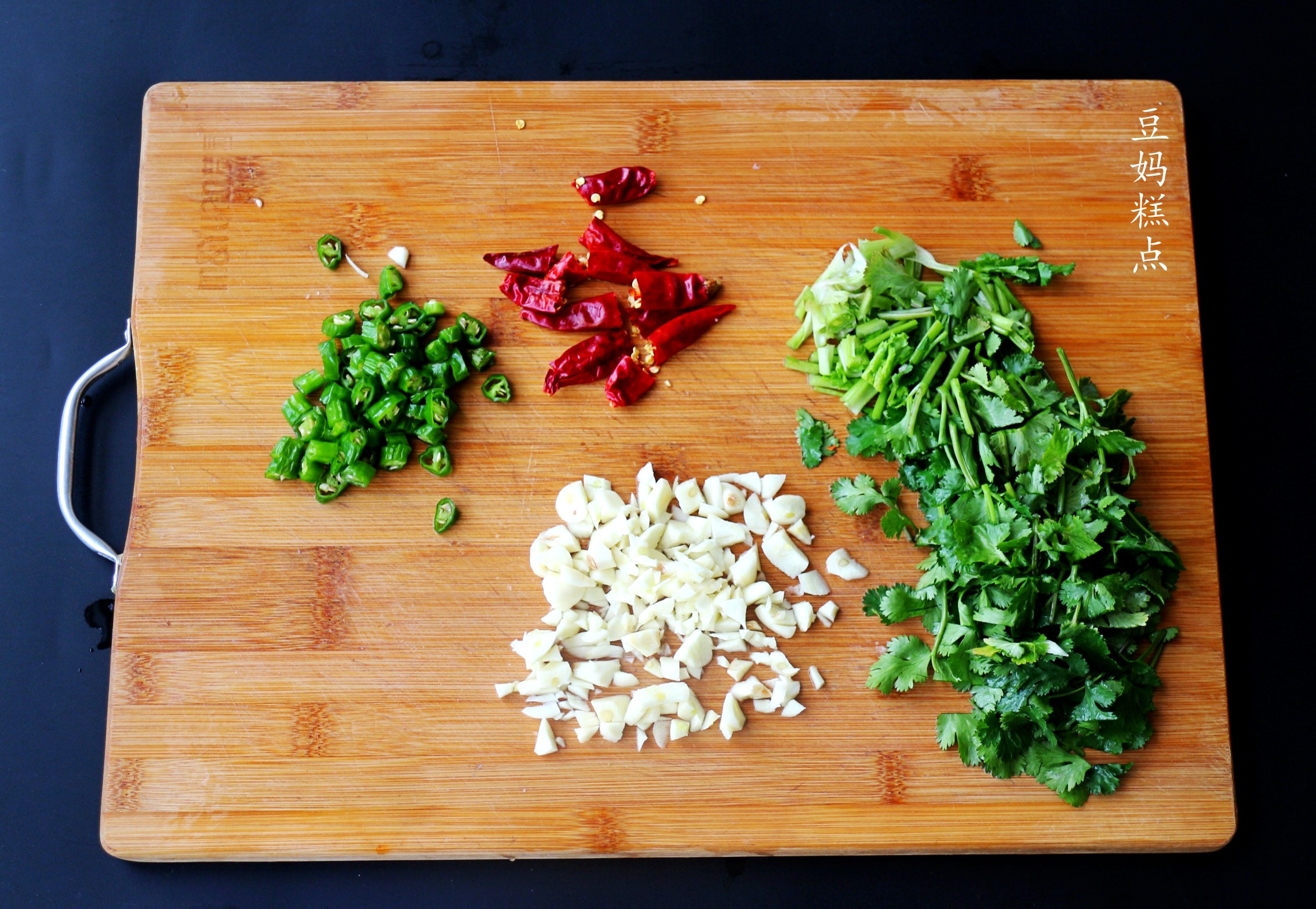 好吃的泡鸡脚的做法视频,酸辣可口的泡鸡脚