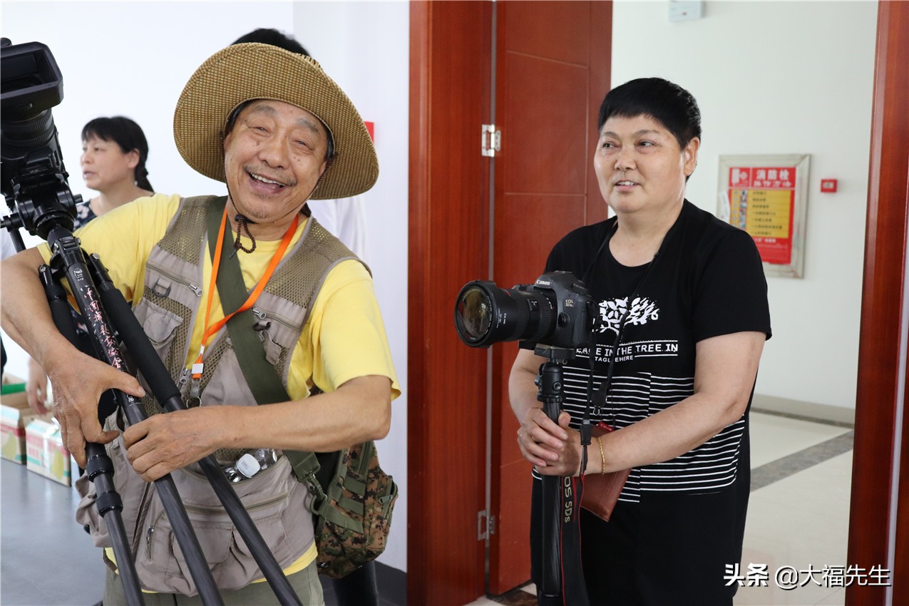 钢铁年代战友重逢,钢铁情怀