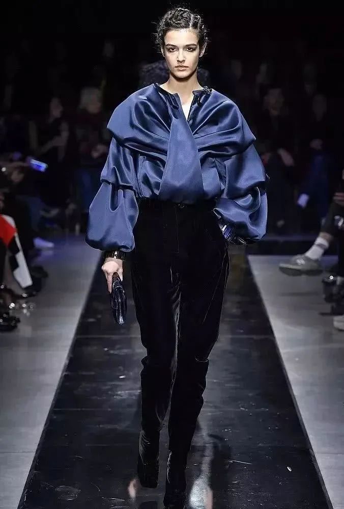 吊带衫高级感显瘦,时尚显瘦遮肉衫