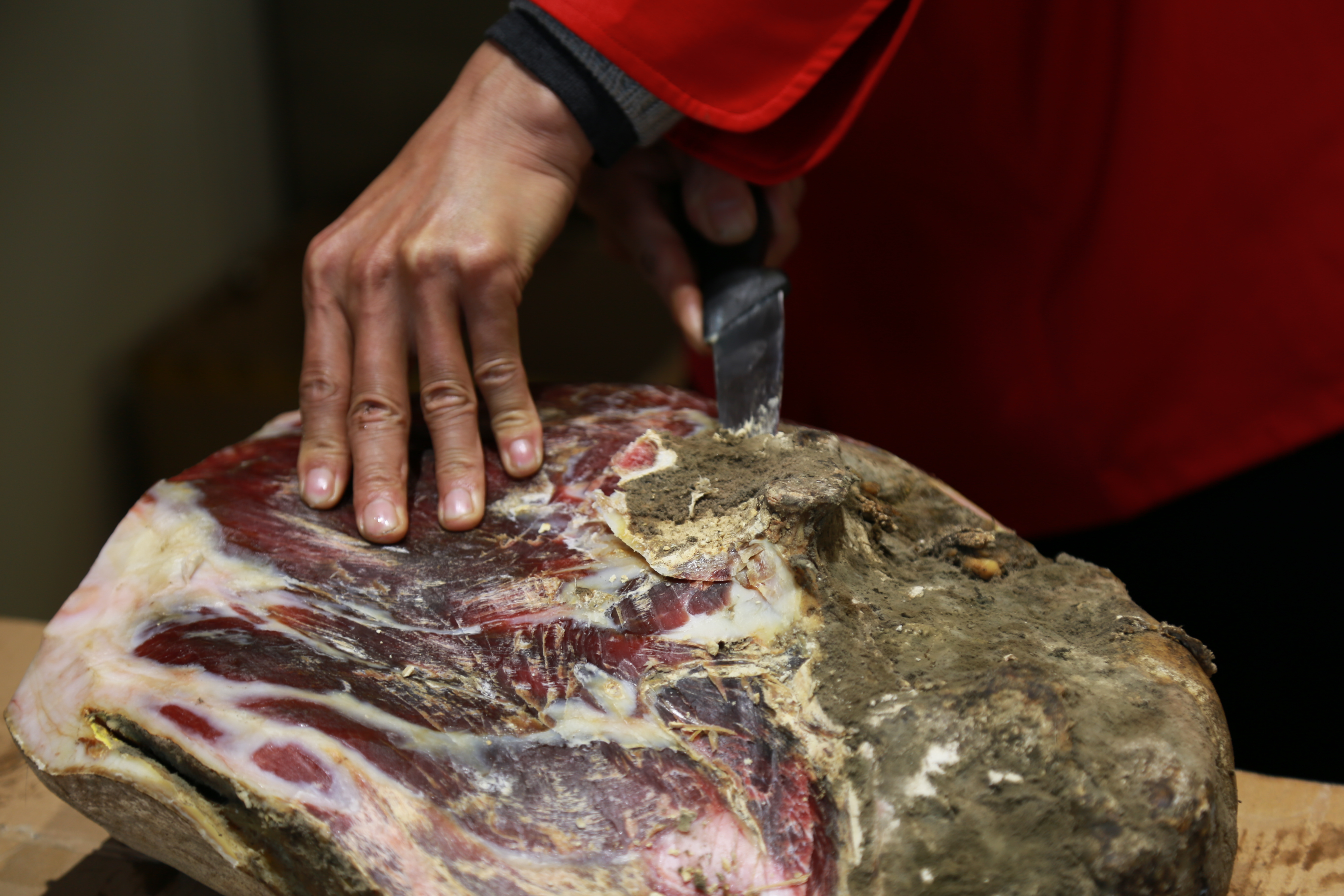 金华火腿表面长霉怎么处理,长霉的火腿表面怎么处理