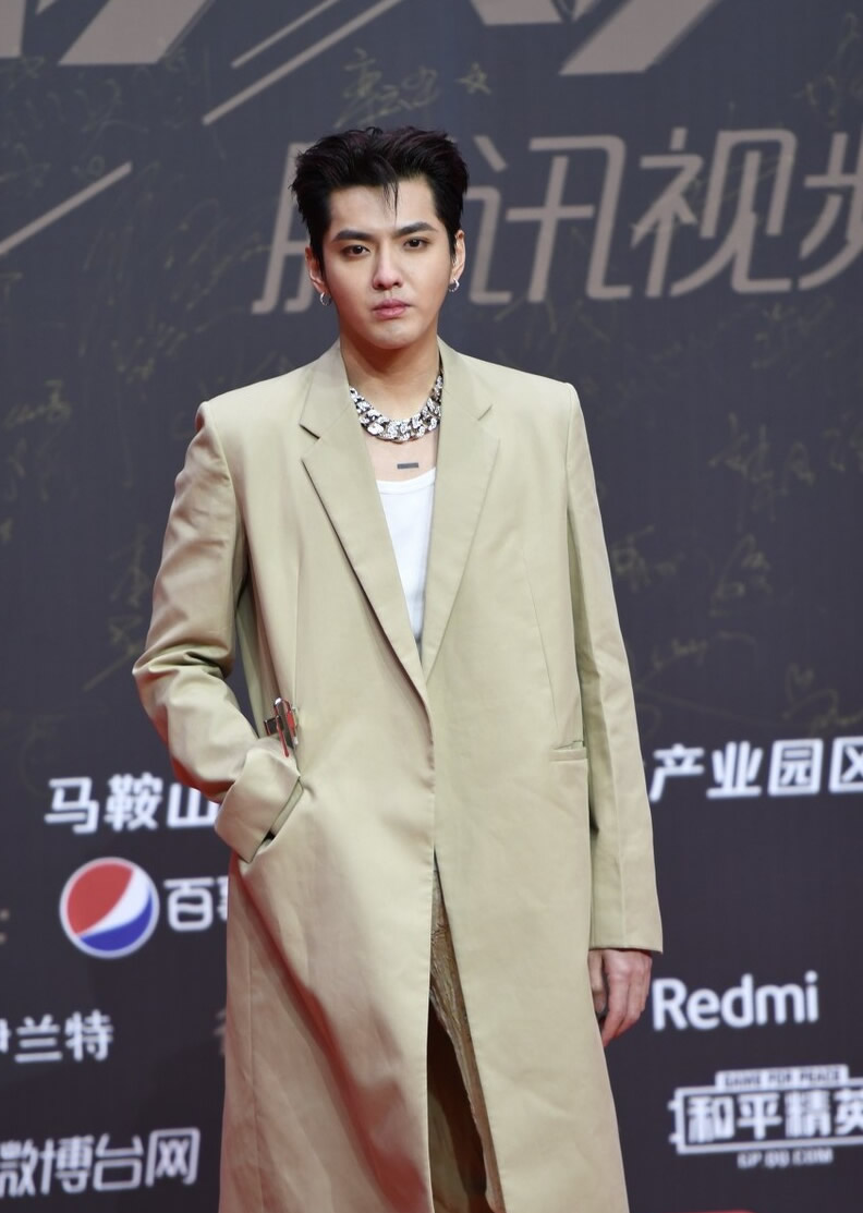 圆脸男士修饰脸型的发型,怎么选择适合自己的发型长脸男