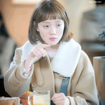 早春外套穿搭学生党甜酷,大衣卫衣短裙靴子