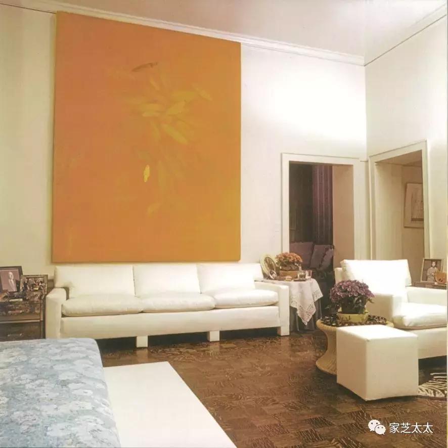 我和有钱人之间，就差一张白沙发了