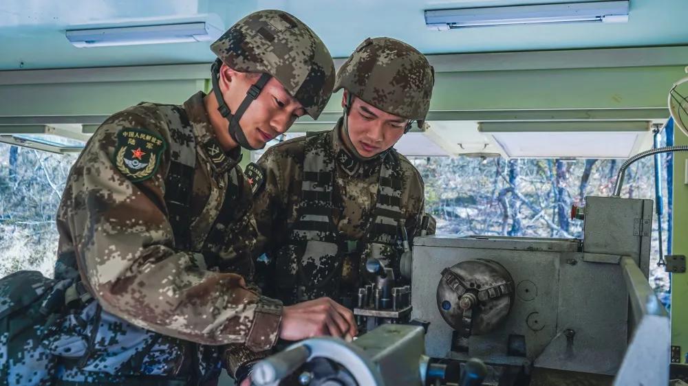 “抢修英雄连”四级军士长王晓磊，真英雄！