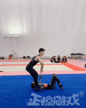 爆笑GIF趣图：美女，这射的是丘比特之箭吧