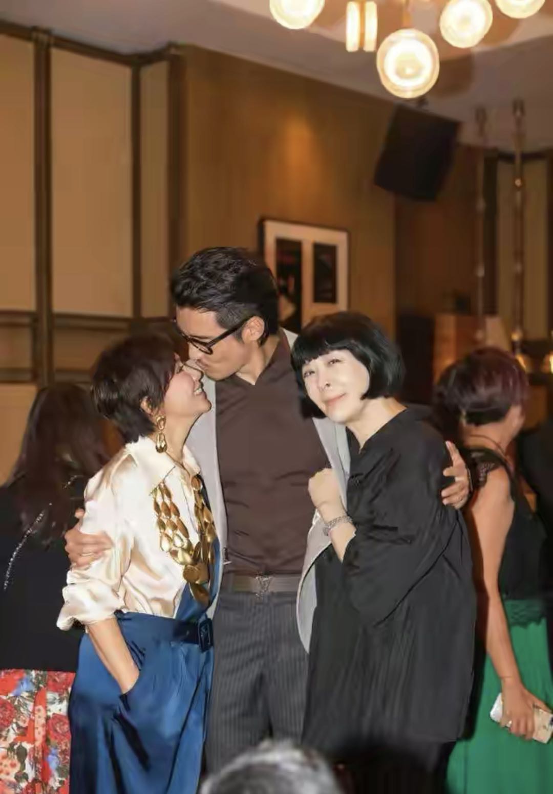 刘嘉玲晒梁朝伟嘟嘴照,刘嘉玲晒梁朝伟照片