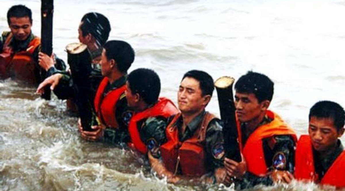 九江长江大堤决口，*镕基朱**与当地领导握手板着脸，讲话时偷偷擦泪