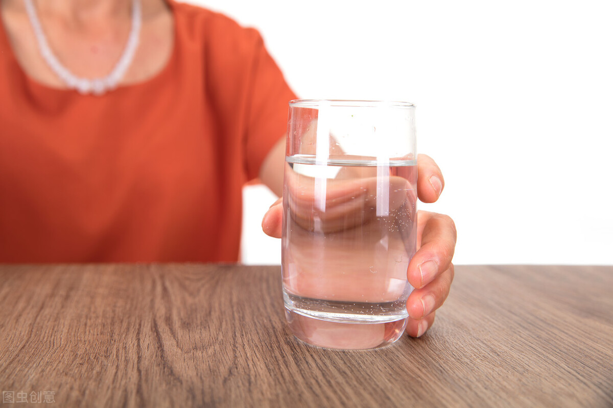 水烧开里面有白色沉淀物是什么,水烧开后有好多褐色的沉淀物