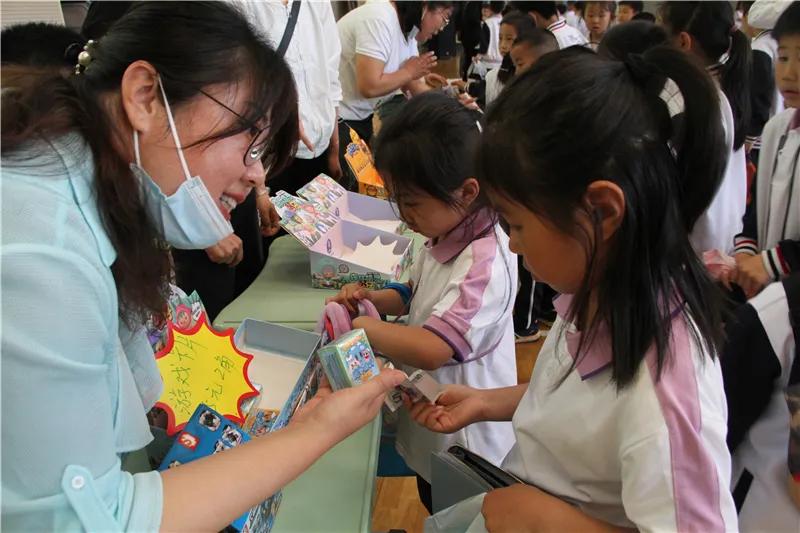 让教育和生活相连——青岛枣山小学开展年级研究性学习活动