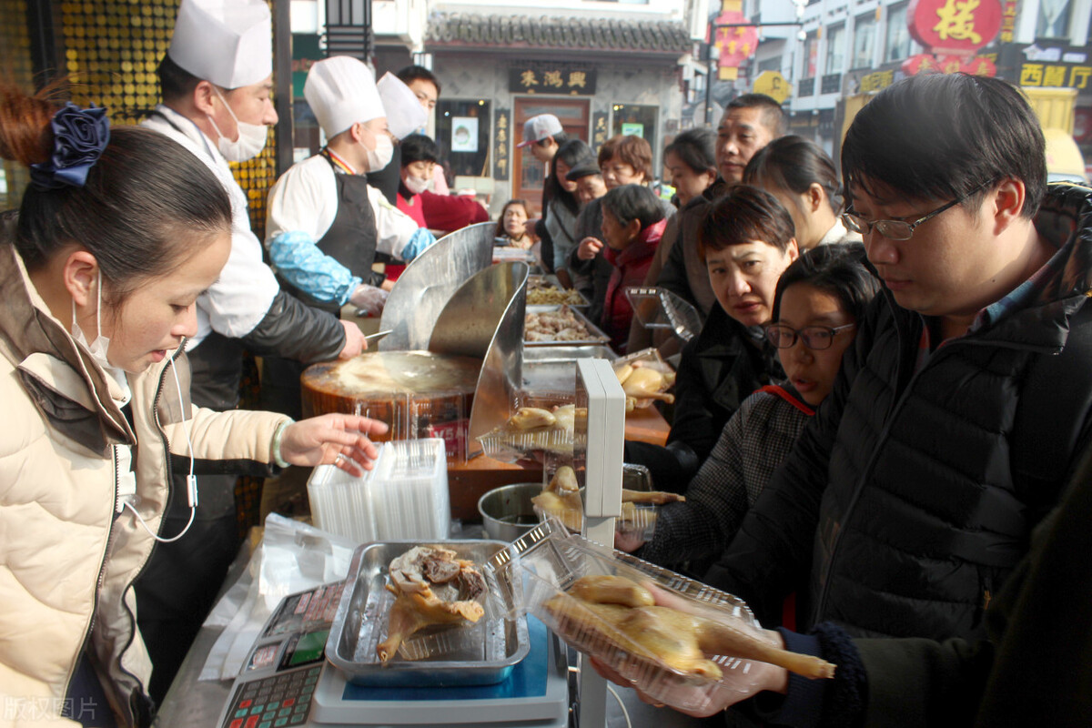 小伙卖卤凉菜创业,卖卤菜的小伙