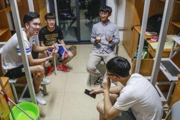 寝室最好是选上铺还是下铺,学生寝室住下铺好还是上铺好