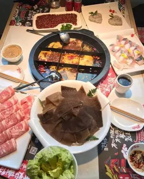 降温吃火锅是对冬天最起码的尊重,吃火锅是对冷天起码的尊重