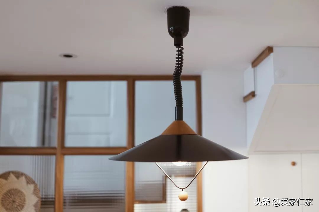 她买下32㎡上海老旧学区房，为女儿打造小桃园，20㎡超舒适大庭院