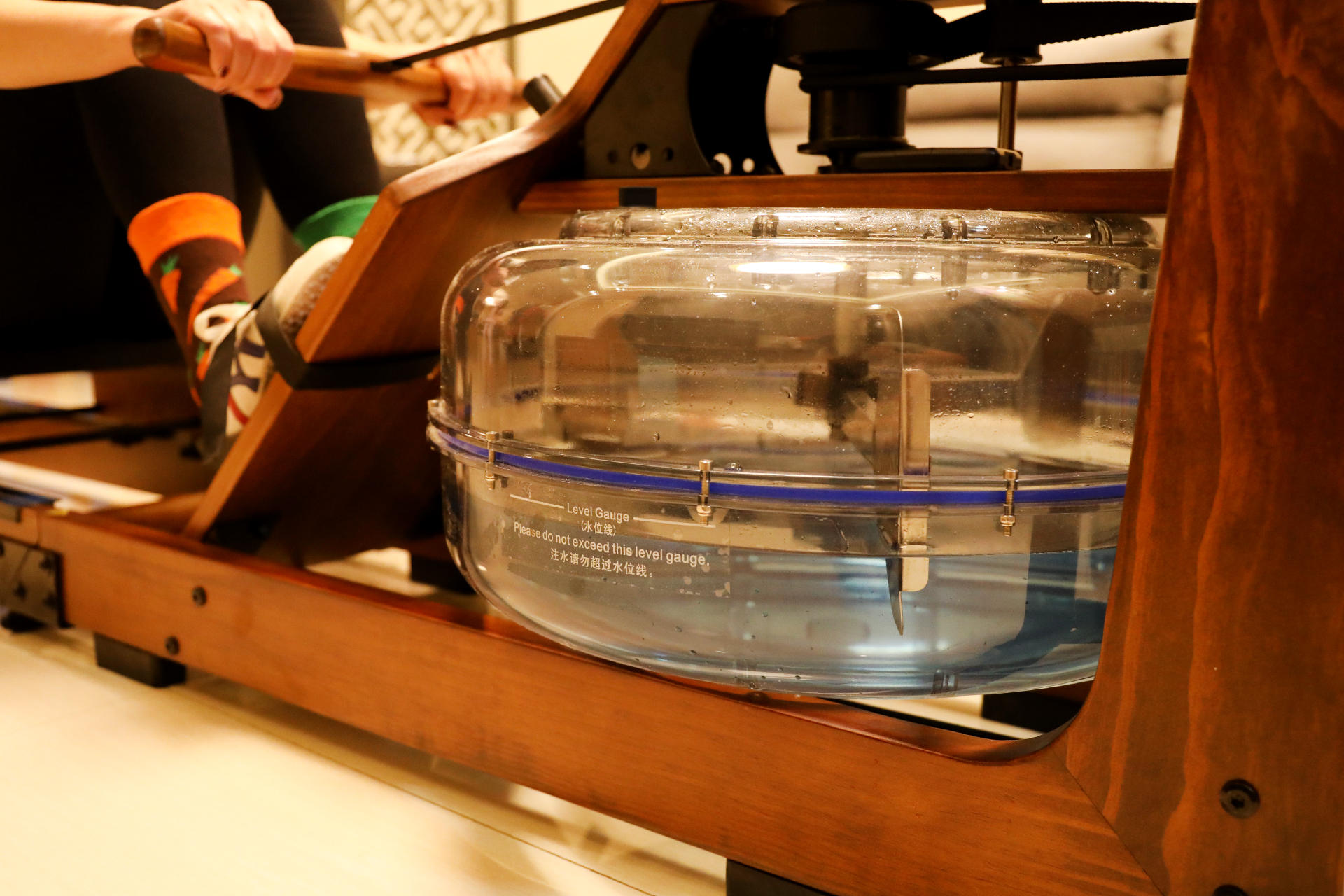 划船机30分钟燃脂训练方法,水阻划船机初学者应该怎么选择