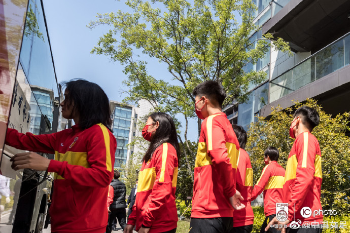 铿锵玫瑰启程赴韩国，陈戌源送行，足协官方送祝福：期待凯旋