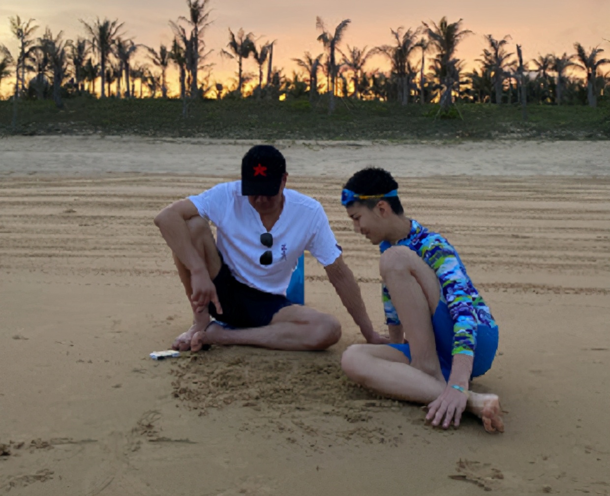 胡军为儿子庆生康康暖男初长成,胡军儿子康康多高