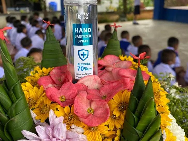 疫情之下的拜师节，泰国学生将“花盘”玩出了新花样