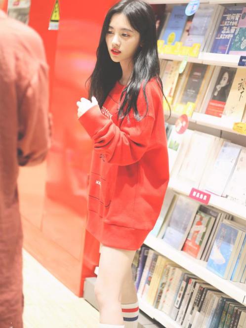 鞠婧祎穿黄色卫衣配羊羔毛,鞠婧祎穿搭白鞋