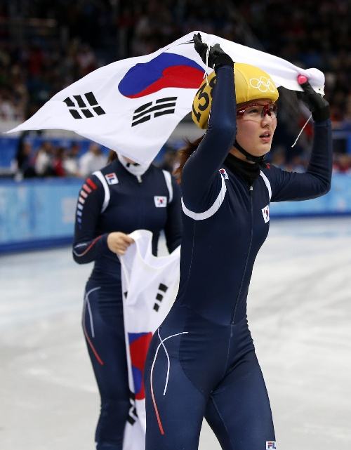 韩国球员脚踏熊猫杯,韩国队员脚踩熊猫杯