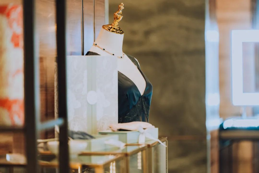 一位英国女人爱上东方文化，让穿丝绸睡衣，比晚礼服还高级