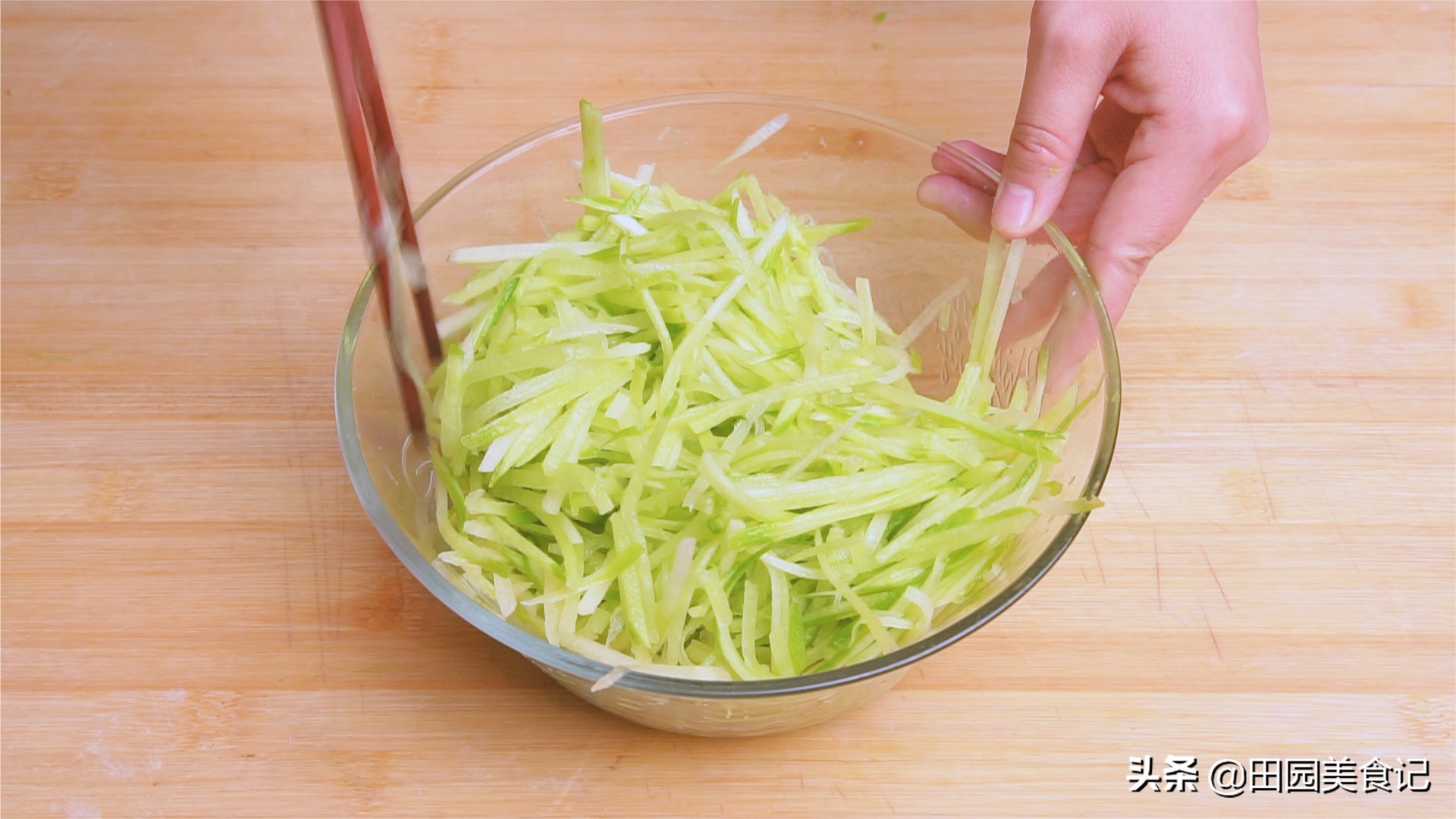馅饼如何包才能皮薄馅大,馅饼的馅有几种是最好的