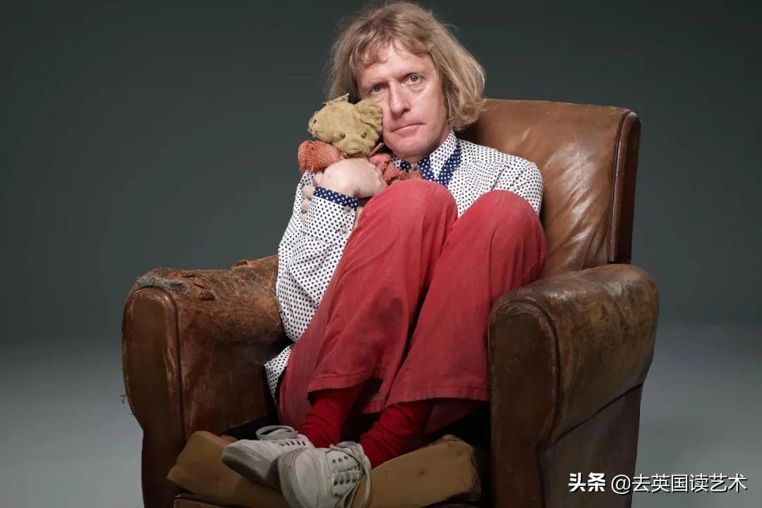 他以一己之力，让UAL的毕业典礼变成“女装大佬”的异装盛会