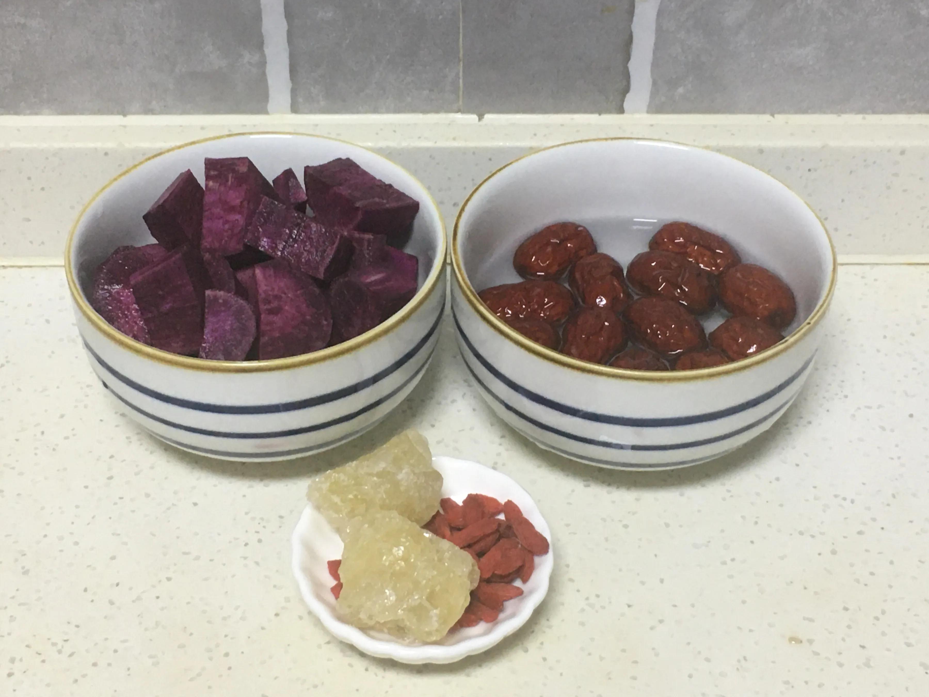 银耳汤开水熬吗,夏天煮银耳汤里放些什么东西