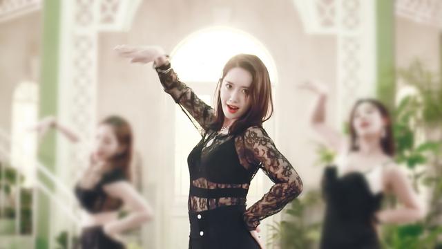 林允儿蕾丝衫,林允儿一袭黑色吊带裙