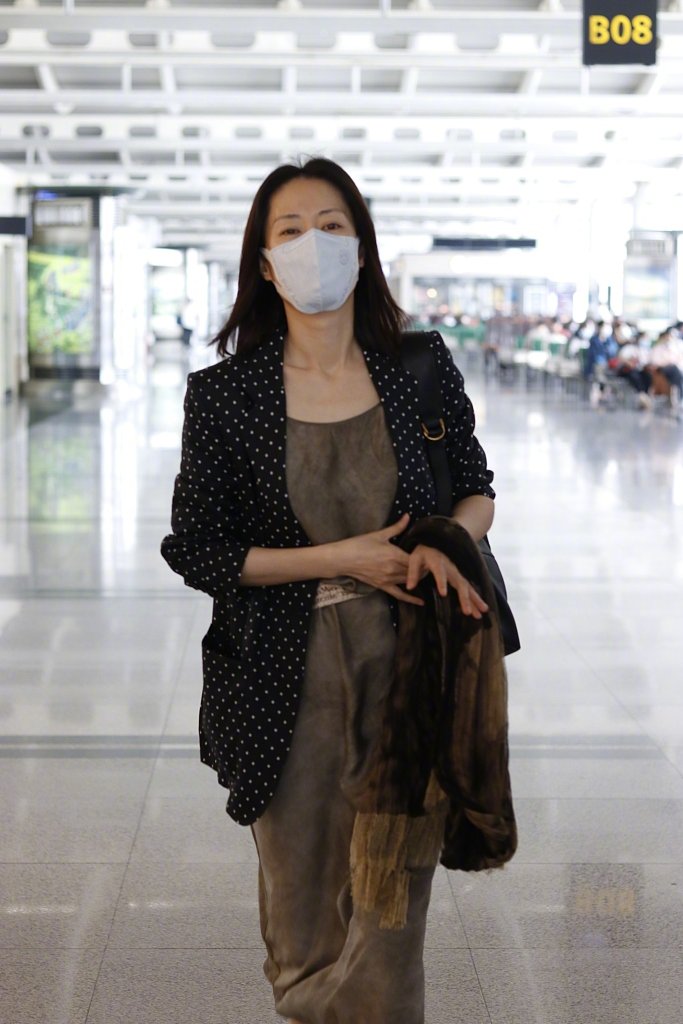 41岁刘涛穿红色衣服,44岁刘敏涛红黑礼服