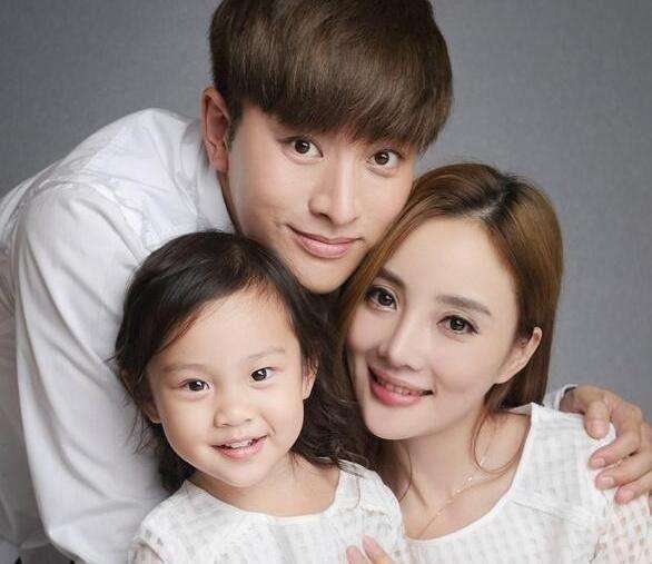 李小璐离婚后首次发文回应,李小璐疑走出婚变阴影