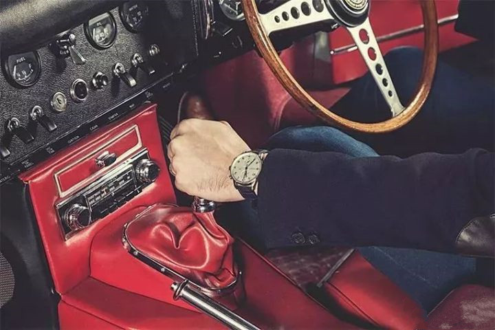 南宁超跑高富帅一般喜欢怎么搭配名表回收？