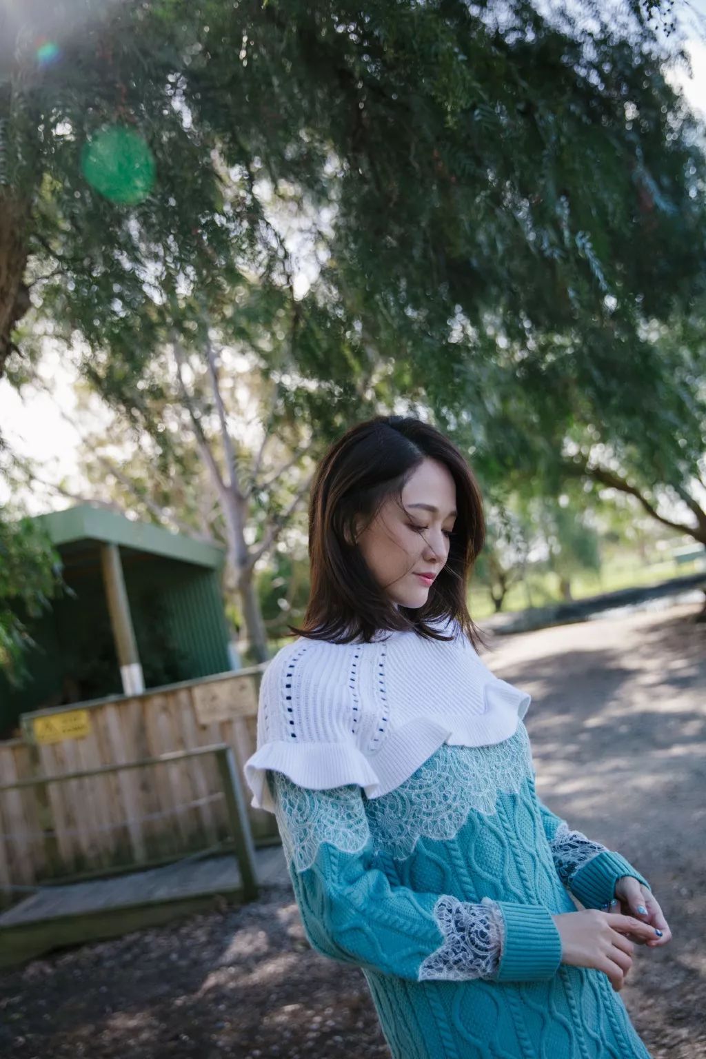 陈乔恩穿蓝色毛衣抹胸裙,41岁陈乔恩穿白色裙