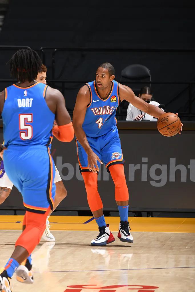 詹姆斯绝杀灰熊超远三分,詹姆斯绝杀鹈鹕超远三分