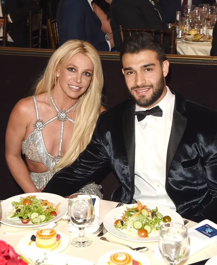 布兰妮官宣婚礼日期,布兰妮宣布订婚宴