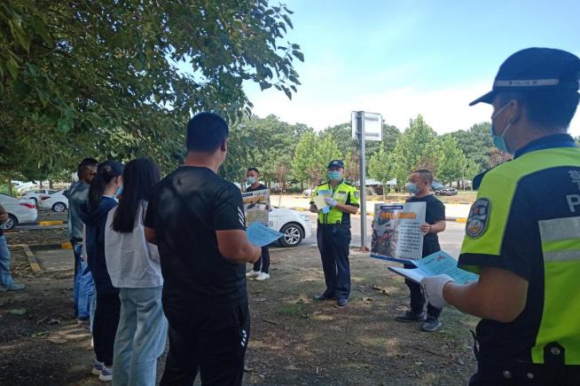 交管站开展一盔一带安全宣传行动,一盔一带交通安全宣传简报