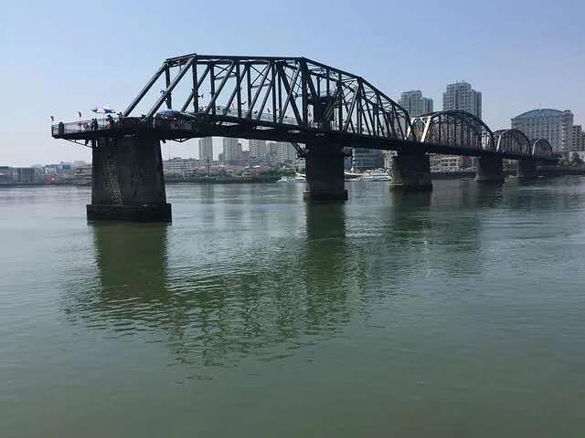 北纬三十度的诗歌,《北纬三十八度》