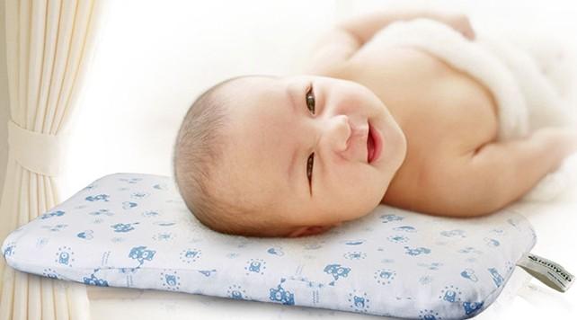 新生儿需要枕头垫脖子吗,月嫂怎样给婴儿做枕头