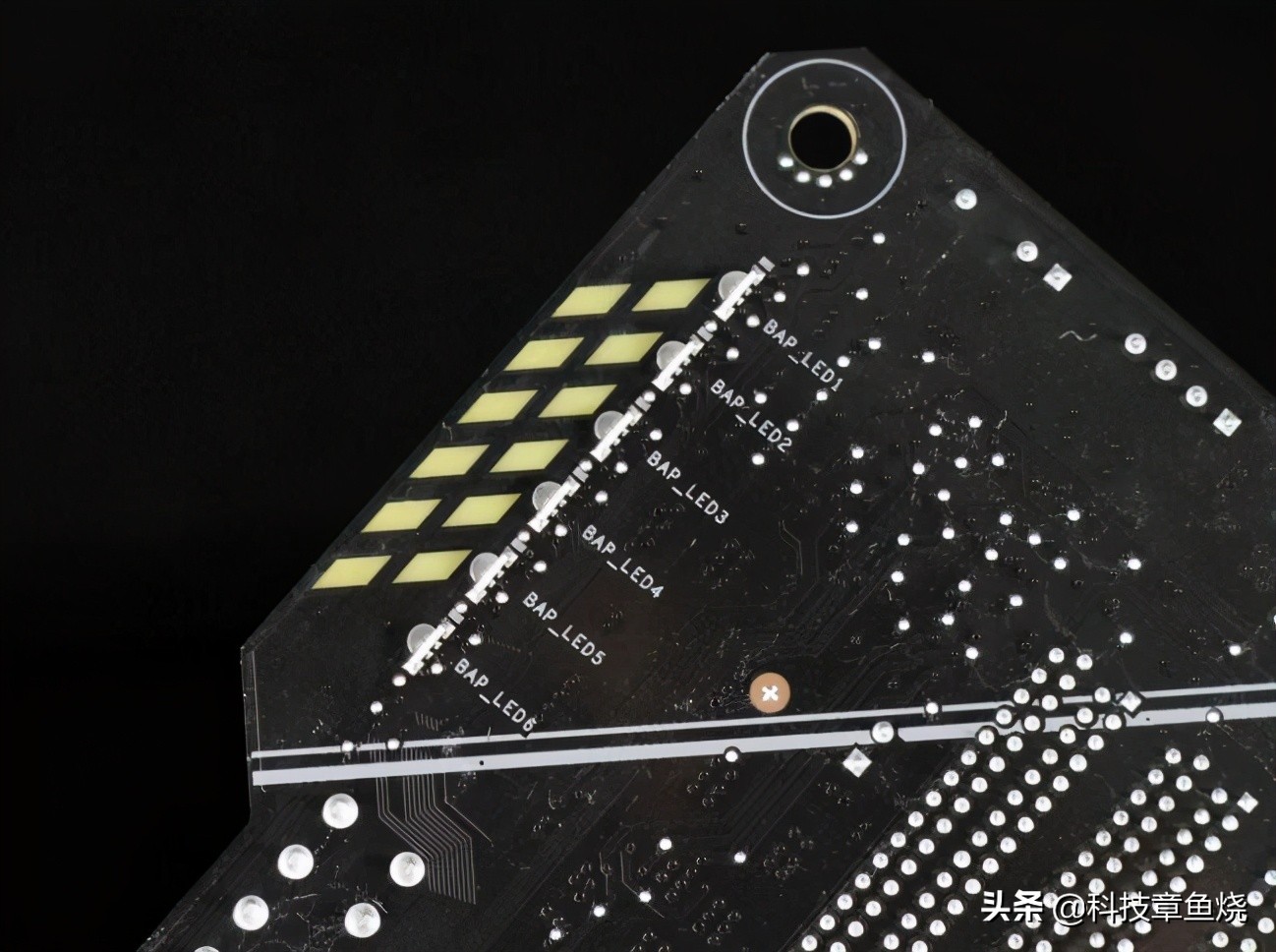 华硕tufb560重炮手能插几个固态,华硕tufb560重炮手说明书