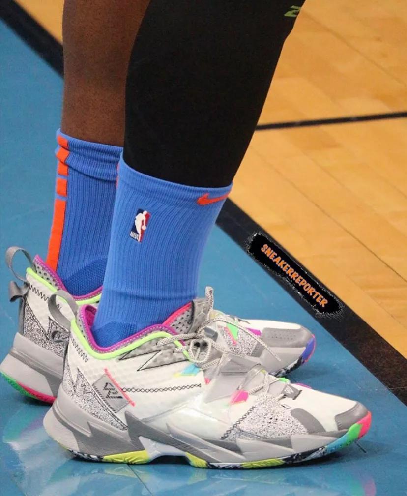 施罗德篮网上脚球鞋,施罗德上脚欧文球鞋