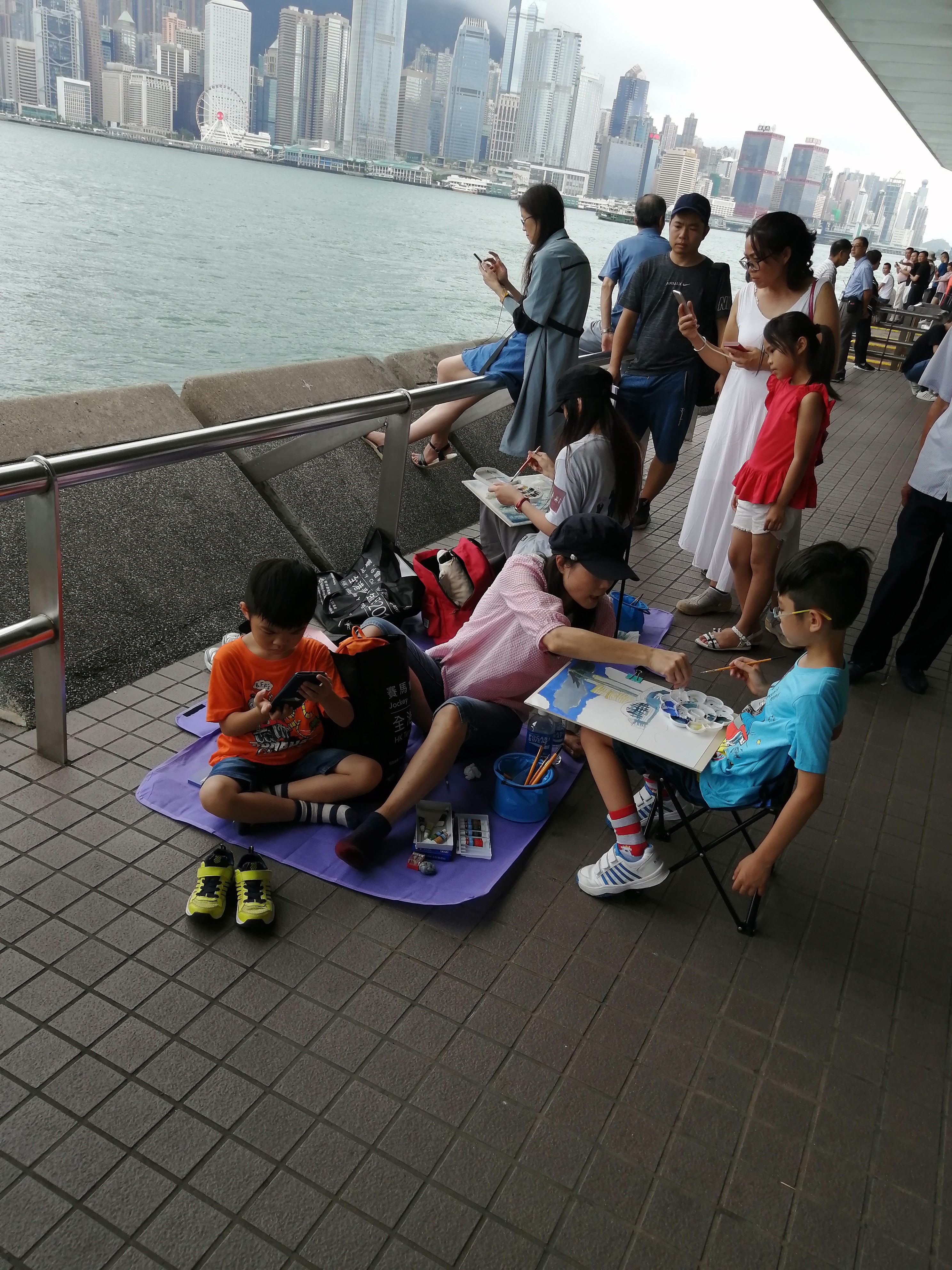 七月初香港游初印象-钓鱼的老人、性感的西方女游客、绘画的小孩