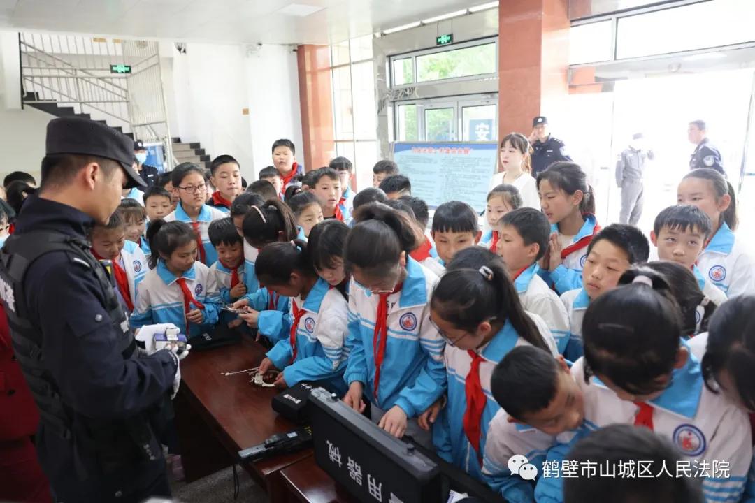 在孩子们的心中种下一个法治梦——山城区法院邀请第八小学学生参加“法院开放日”活动