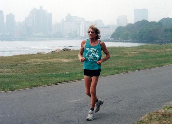 戒掉毒瘾并跑完马拉松,国际通缉犯2023