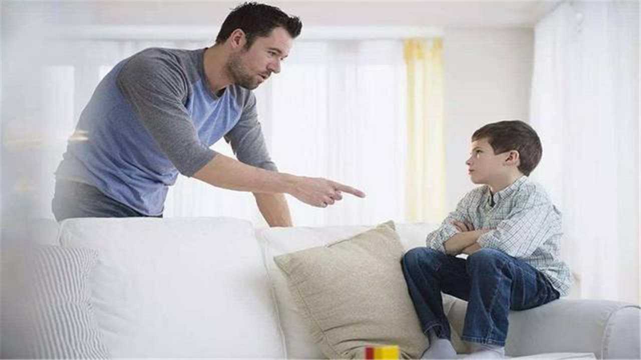 父母凶孩子会造成孩子性格懦弱,父母管教孩子情绪失控