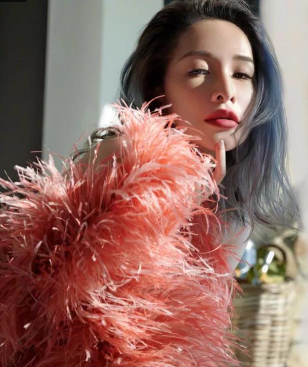 萧亚轩40岁换18个男友,出道20年换十四个男朋友