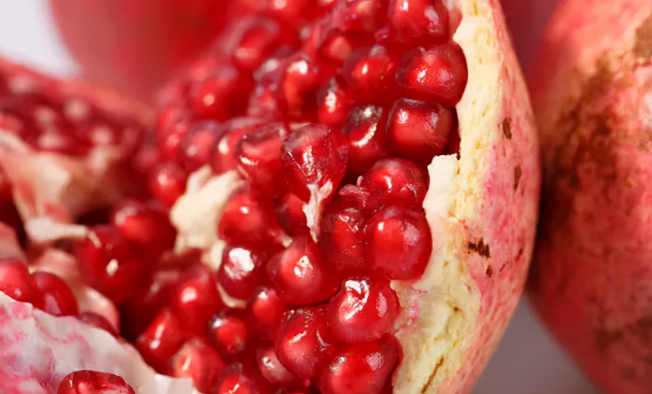 秋天吃石榴对身体有没有伤害,秋季石榴可以多吃吗